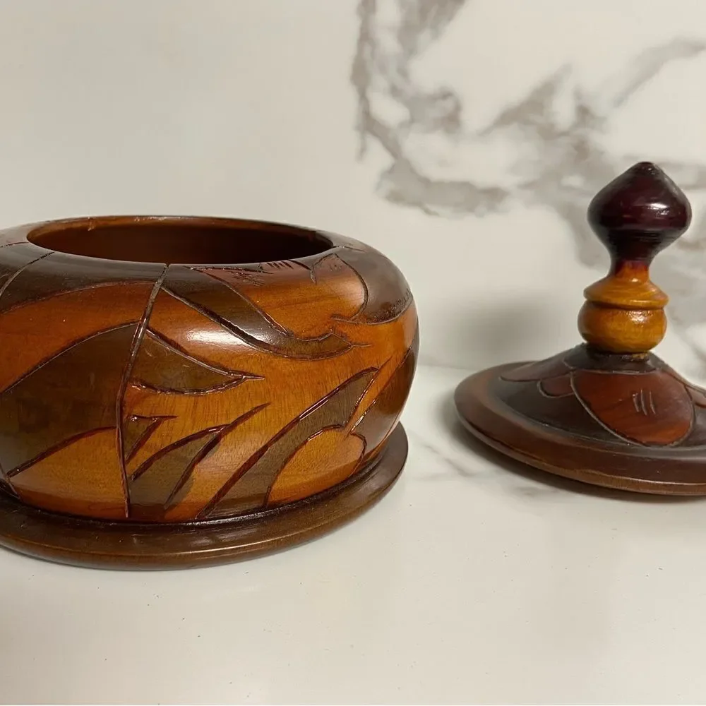 Hand Carved Multi Colored Wood Decorative Bowl Peak Top Lid Centerpiece Vintage - Picture 7 of 8
